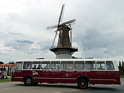 Spijkenisse molen Nooit Gedacht met oude bus De Walvis
